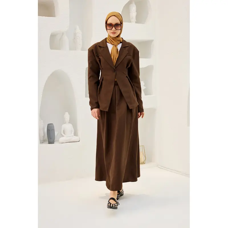 Brown Set With Hidden Pockets And Front Pleat Detail